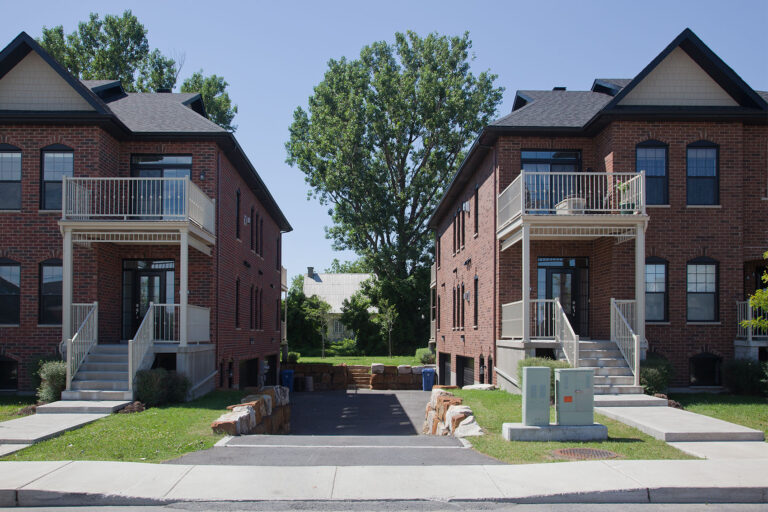 La maison Brossard et de nouveaux développementx près du Quartier Dix30 à Brossard au Québec